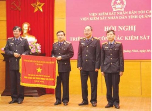 Đồng chí Trần Công Phàn, Phó Viện trưởng VKSND tối cao trao Cờ thi đua của Chính phủ tặng VKSND tỉnh Quảng Ninh.