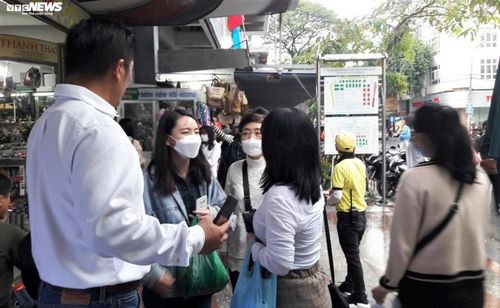 Du khách đeo khẩu trang khi đến tham quan, mua sắm tại chợ Hàn, Đà Nẵng.