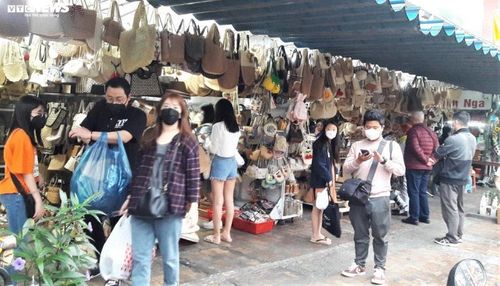 Du khách đeo khẩu trang kít mít.