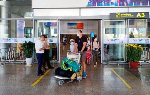 Tại Sân bay quốc tế Đà Nẵng, hầu hết khách đến và đi đều đeo khẩu trang. 