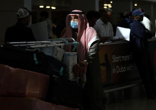  Du khách đeo khẩu tại Sân bay Quốc tế Dubai, một trong những sân bay bận rộn nhất thế giới. UAE ghi nhận trường hợp đầu tiên nhiễm virus corona vào ngày 29/1. 
