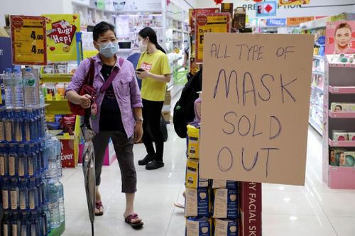  Một siêu thị ở Malaysia bày thông báo viết tay: "Tất cả các loại khẩu trang đã được bán hết". Khẩu trang đang đắt hàng ở nhiều nước Đông Nam Á, trong đó có Việt Nam. 