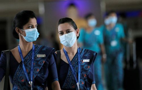  Tiếp viên của hãng hàng không Sri Lankan Airlines đeo khẩu trang tại Sân bay Quốc tế Bandaranaike sau khi quốc gia này xác nhận trường hợp đầu tiên nhiễm virus corona hôm 30/1. 