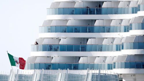  Du khách trên con tàu du lịch Costa Smeralda bị cách ly tại cảng Civitavecchia, Italy, sau khi có thông tin một du khách người Đài Loan có dấu hiệu cảm cúm. Rất may sau đó kết quả kiểm tra cho thấy du khách này chỉ bị cảm cúm thông thường. 