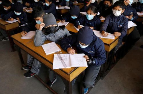  Học sinh tiểu học đeo khẩu trang trong giờ học ở trường Matribhumi tại Thimi, bang Bhaktapur, Nepal. Quốc gia này có đường biên giới dài với Trung Quốc, và đã có một trường hợp nhiễm virus corona. 