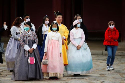  Du khách đeo khẩu trang tại thủ đô Seoul, Hàn Quốc hôm 29/1. Hiện nước này ghi nhận 11 trường hợp nhiễm virus corona, và xác nhận có sự lây nhiễm từ người sang người, với 4 bệnh nhân nhiễm virus chưa từng đến Trung Quốc. 