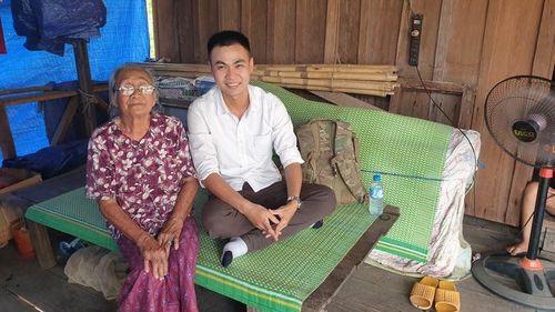 Ở tuổi 83 nhưng bà bà H’Hốt Knul (bên trái ảnh - PV) vẫn còn minh mẫn. Bà khoe, hằng ngày nhờ uống rượu Amakong nên xương cốt dẻo dai.