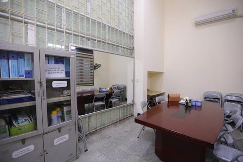 Căn phòng cách ly rộng khoảng 10m2 được bố trí ngay cổng ra vào, cạnh phòng y tế. Phòng cách ly này tiếp nhận được khoảng 10 bệnh nhân cùng lúc.