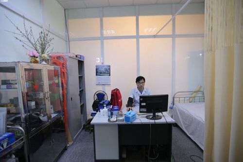 Anh Đinh Quốc Huy (bác sĩ y tế ngành đường sắt) cho biết, phòng cách ly này có từ lâu, ngay sau khi nhận được thông tin về bệnh dịch corona, ga Hà Nội đã tăng cường thêm nhiều khẩu trang, nước rửa tay khô, găng tay, cũng như nhiều thiết bị y tế khác để phòng chống dịch bệnh.