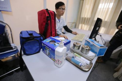 Phòng cách ly có các trang thiết bị y tế đặc dụng. Tại đây, các trường hợp nghi nhiễm bệnh sẽ được cách ly và sơ cứu ban đầu. Sau đó, đơn vị sẽ báo cho các cơ quan chức năng.