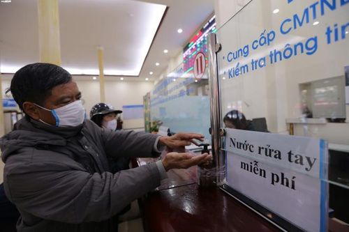 Cùng với đó phía bên ngoài quầy bán vé có trang bị nước rửa tay cho tất cả hành khách, phòng y tế của ga Hà Nội lúc nào cũng có bác sĩ trực 24/24.