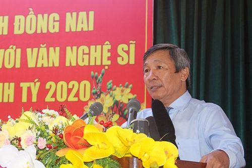 Phó bí thư thường trực Tỉnh ủy Hồ Thanh Sơn phát biểu tại buổi gặp gỡ, tọa đàm với văn nghệ sĩ
