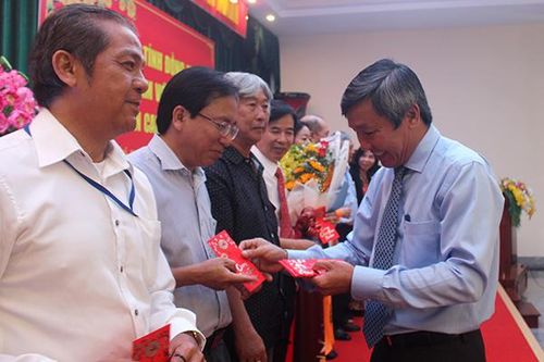 Phó bí thư thường trực Tỉnh ủy Hồ Thanh Sơn tặng hoa, quà chúc mừng năm mới các văn nghệ sĩ