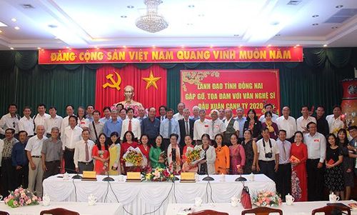 Các đại biểu chụp hình lưu niệm tại buổi gặp gỡ, tòa đàm giữa lãnh đạo tỉnh và văn nghệ sĩ Đồng Nai