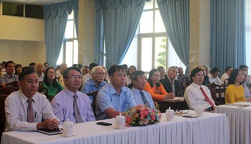 Quang cảnh buổi gặp gỡ, tọa đàm giữa lãnh đạo tỉnh với văn nghệ sĩ