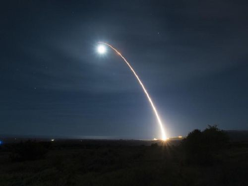 Tên lửa ICBM Minuteman III được phóng thử từ căn cứ không quân Vandenberg, California ngày 5-2. Ảnh: AFGSC