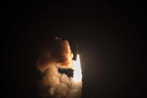 Tên lửa ICBM Minuteman III trong giai đoạn đầu trong hành trình phóng thử từ căn cứ không quân Vandenberg, California ngày 5-2. Ảnh: AFGSC