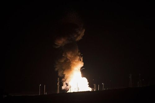 Thời điểm tên lửa ICBM Minuteman III rời bệ phóng tại căn cứ không quân Vandenberg, California ngày 5-2. Ảnh: AFGSC