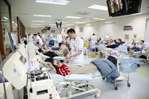 Nhiều người đến hiến máu, hiến tiểu cầu trước và trong Tết nhưng vẫn quá ít so với nhu cầu.