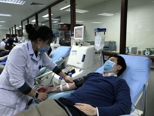 Anh Đỗ Thành Long (Bộ Khoa học và Công nghệ) cùng đồng nghiệp đến hiến máu.