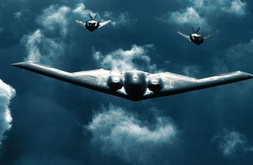 Một chiếc B-2 được theo sau bởi hai chiếc F-117, một máy bay tàng hình trước đó với cách tiếp cận thiết kế khác biệt, nổi bật bởi các tấm phẳng và các cạnh lởm chởm.