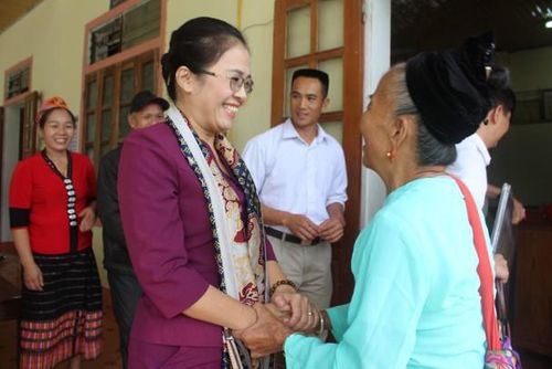 Chủ tịch Ủy ban MTTQ tỉnh Võ Thị Minh Sinh thăm hỏi, trò chuyện với người dân Con Cuông. Ảnh tư liệu Bá Hậu