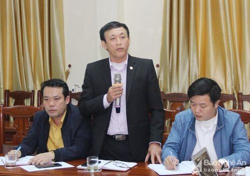 Chủ tịch UBMTTQ huyện Nam Đàn Lê Văn Bình kiến nghị tỉnh cần hướng dẫn việc lấy ý kiến hài lòng của nhân dân trong xây dựng NTM nâng cao. Ảnh: Mai Hoa