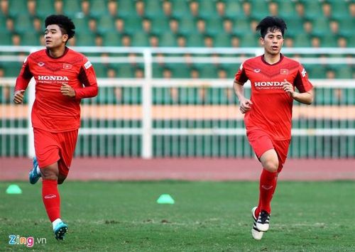 Đình Trọng và đồng đội vừa tập ở sân Thống Nhất trước khi dự SEA Games 30. Ảnh: Quang Thịnh.