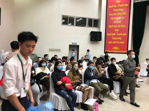 Đến trưa 11/2, số người ngồi chờ hiến máu vẫn đông.