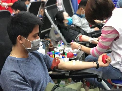 Anh Phạm Công Linh hiến máu.