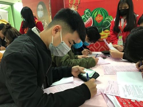 Nhiều người đăng ký hiến máu.