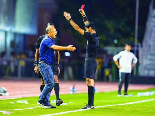 HLV Park Hang Seo nhận thẻ đỏ ở trận chung kết SEA Games 30. Ảnh: Zing