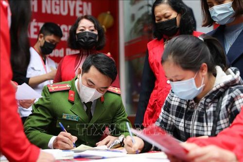 Tình nguyện viên đăng ký hiến máu tại địa chỉ 26 Lương Ngọc Quyến, quận Hoàn Kiếm (Hà Nội) trong sáng 11/2/2020. Ảnh: Thanh Tùng/TTXVN
