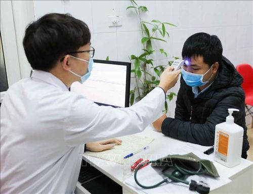 Kiểm tra sức khỏe cho tình nguyện viên đăng ký hiến máu tại địa chỉ 26 Lương Ngọc Quyến, quận Hoàn Kiếm (Hà Nội) trong sáng 11/2/2020. Ảnh: Thanh Tùng/TTXVN