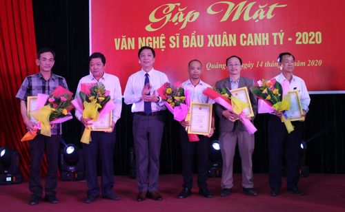 Phó Chủ tịch UBND tỉnh Hoàng Nam trao giải B cho các tác giải đoạt giải thưởng Văn học nghệ thuật tỉnh Quảng Trị năm 2019. Ảnh: K.K.S 