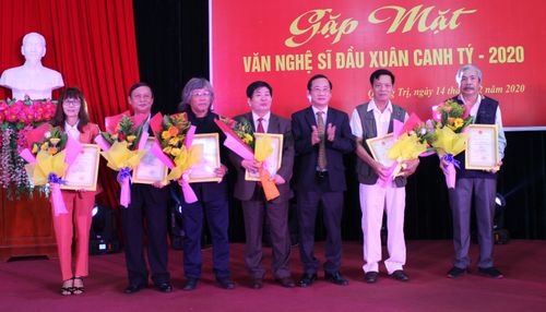  Trưởng Ban Tuyên giáo Tỉnh ủy Hồ Đại Nam trao giải A cho các tác giải đoạt giải thưởng Văn học nghệ thuật tỉnh Quảng Trị năm 2019. Ảnh: K.K.S 