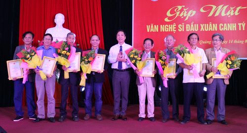  Phó Chủ tịch UBND tỉnh Hoàng Nam trao giải C cho các tác giải đoạt giải thưởng Văn học nghệ thuật tỉnh Quảng Trị năm 2019. Ảnh: K.K.S 