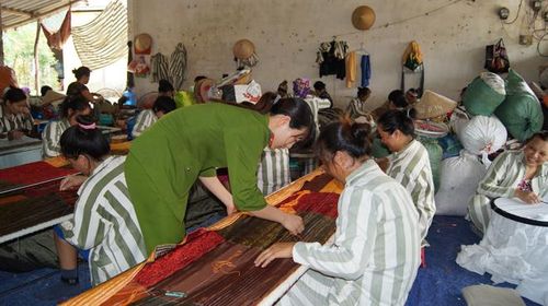 Cán bộ quản giáo Trại giam Ninh Khánh dạy nghề cho phạm nhân. 