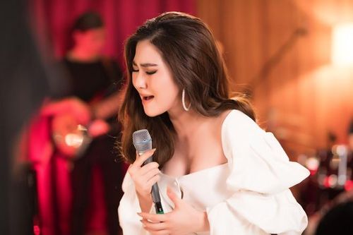 Hương Tràm phủ nhận việc có bạn trai.