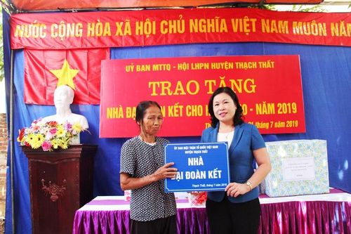 Chủ tịch Ủy ban MTTQ huyện Thạch Thất trao nhà Đại đoàn kết cho hộ gia đình bà Kiều Thị Thúy tại thôn Hương Lam, xã Đại Đồng.