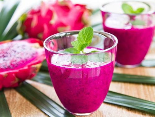  Ngoài ra, sinh tố thanh long còn được coi là "thần dược" với những ai đang bị mụn "ghé thăm". Lượng vitamin C dồi dào trong loại sinh tố này sẽ giúp làm sạch, đem đến cho bạn làn da tươi trẻ, hồng hào và tràn đầy sức sống 