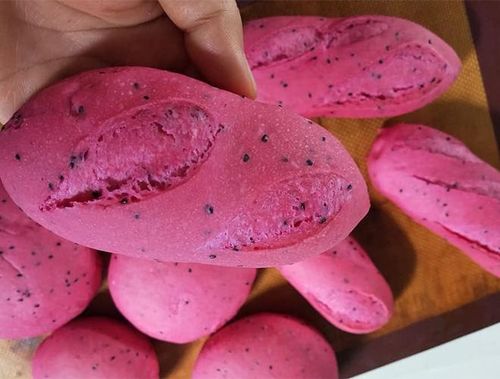  Bánh mì thanh long có hương vị và màu sắc độc đáo, vị chua nhẹ, hạt thanh long lẫn vào giòn và ngậy như hạt mè đen vô cùng hấp dẫn 