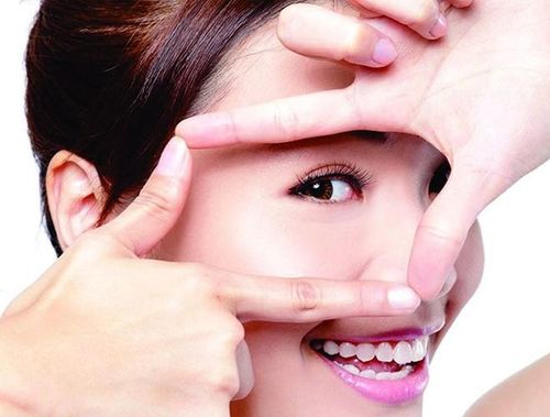  Nguyên nhân là bởi, thanh long là loại trái cây rất giàu vitamin A ở dạng carotene - loại chất cần thiết cho võng mạc, độ sáng và tầm nhìn của đôi mắt 