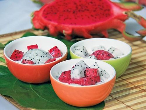  Điều này mang lại cho bạn làn da căng mịn, tràn đầy sức sống. Bạn có thể sử dụng mặt nạ thanh long kết hợp cùng mật ong để thoa lên mặt để giúp làm chậm quá trình lão hóa, điều trị mụn trứng cá cũng như cháy nắng 