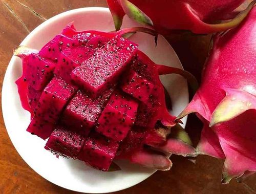  Chất sắt - nguyên liệu cần thiết để cơ thể sản xuất hemoglobin - có rất nhiều trong thanh long. Hemoglobin, còn được gọi là huyết sắc tố, là một protein phức chứa ion sắt trong hồng cầu và chiếm 33% trọng lượng hồng cầu. Loại protein này có nhiệm vụ vận chuyển oxy từ phổi đến các cơ quan và vận chuyển CO2 từ các cơ quan về phổi 