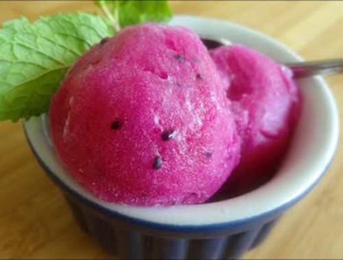  Sorbet thanh long: Sorbet là tên gọi chung cho món kem trái cây không béo, cực kỳ tốt cho làn da và sức khỏe vì thành phần chính của món kem này chỉ gồm hoa quả tươi, một ít (hoặc không có) đường hay mật ong 
