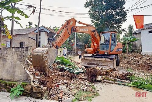 Người dân Sơn Long phá dỡ hàng rào, hiến đất mở rộng đường