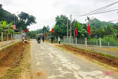 Nhiều tuyến đường, vườn hộ ở Sơn Lâm đã được mở rộng, xây dựng hàng rào thoáng.