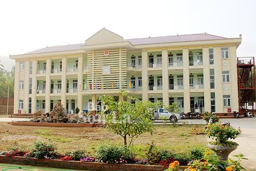 Trụ sở xã Huy Tân (Phù Yên) được đầu tư xây dựng khang trang.