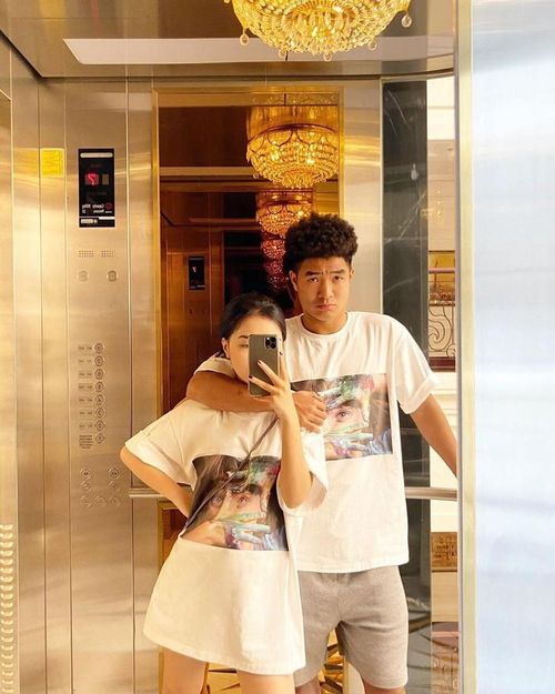 Trên trang Instagram cá nhân, bức ảnh gần nhất của Hà Đức Chinh là chụp với bạn gái Mai Hà Trang, kèm dòng chú thích: "Happy Valentine's day". So với thời điểm mới công khai tình cảm, chàng tiền đạo ngày càng thoải mái chia sẻ chuyện tình cảm với cộng đồng mạng hơn.